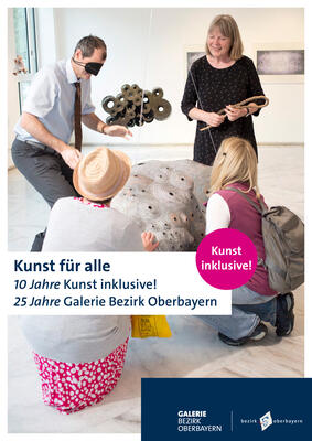 Titelseite einer Broschüre. Der Titel lautet: "Kunst für alle | 20 Jahre Kunst inklusive | 25 Jahre Galerie Bezirk Oberbayern"
Zu sehen sind auf dem Foto ein Mann mit Augenbinde vor einem Objekt, daneben drei Frauen.